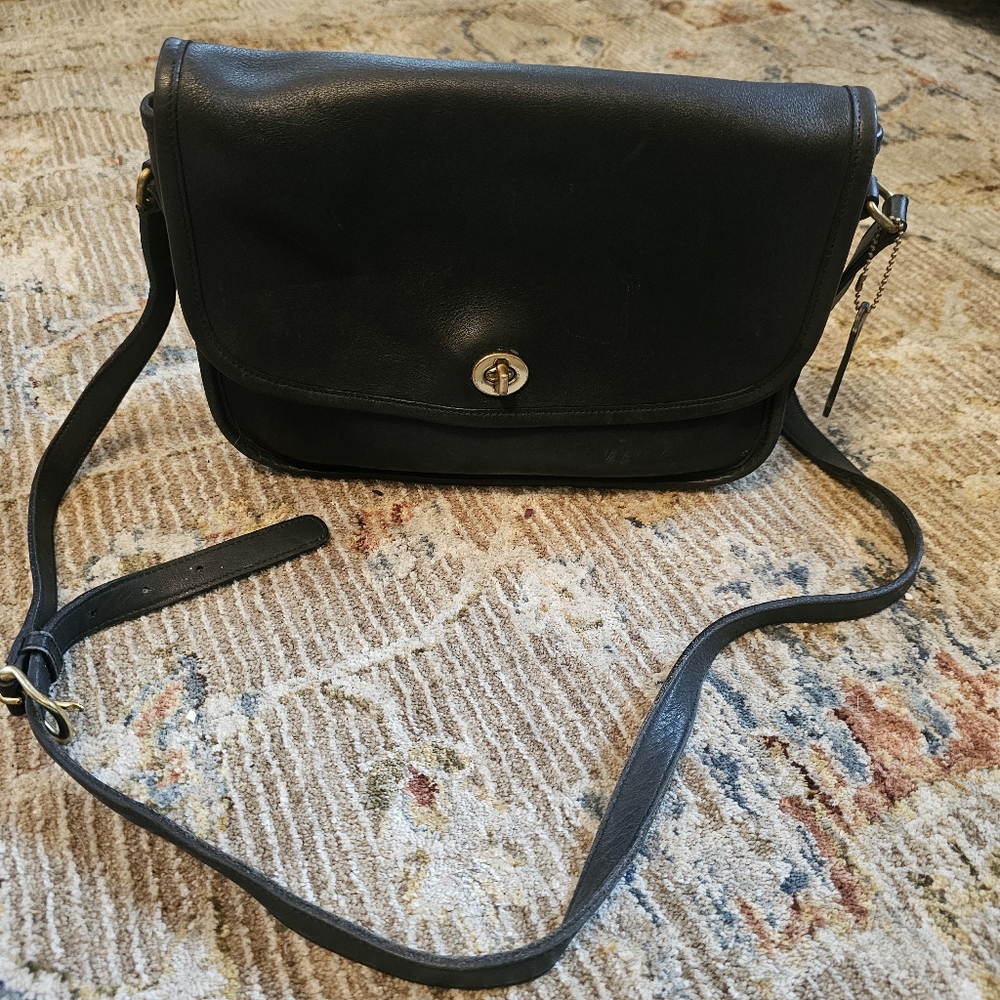 Vintage Coach classic city bag crossbody.  Excellent condition!